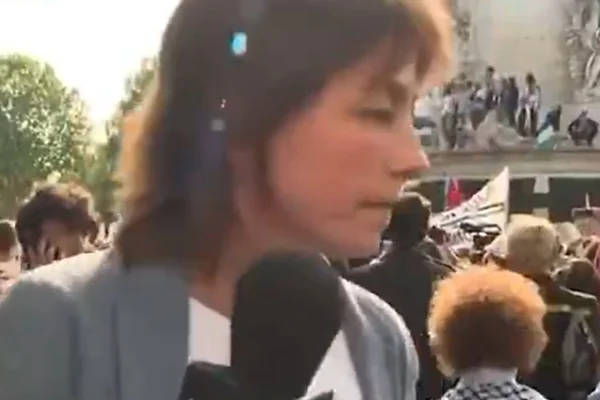 Jornalista é atacada ao vivo durante manifestação pró-ajuda em Gaza