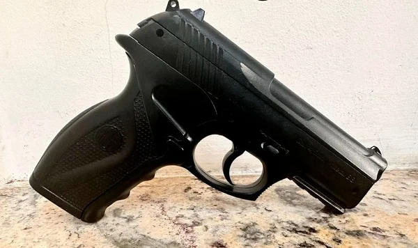 Foto colorida de simulacro de arma de fogo preto - Metrópoles