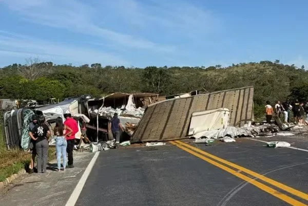 acidente carreta Grão Mogol