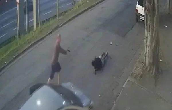 Cenas fortes: PM de folga reage a roubo e mata ladrão em SP; vídeo