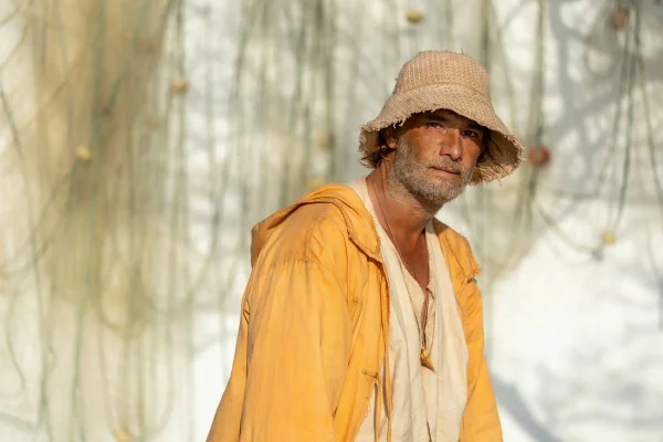 Primeiraa imagem de Rodrigo Santoro como Crisóstomo em O Filho de Mil Homens - Metrópoles