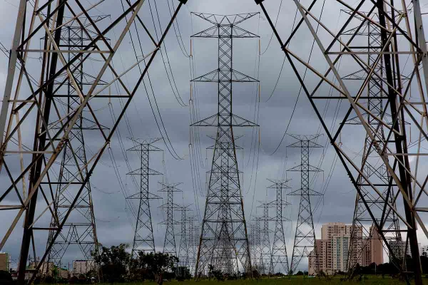 Linhas de transmissão de energia próximos à cidade - Metrópoles
