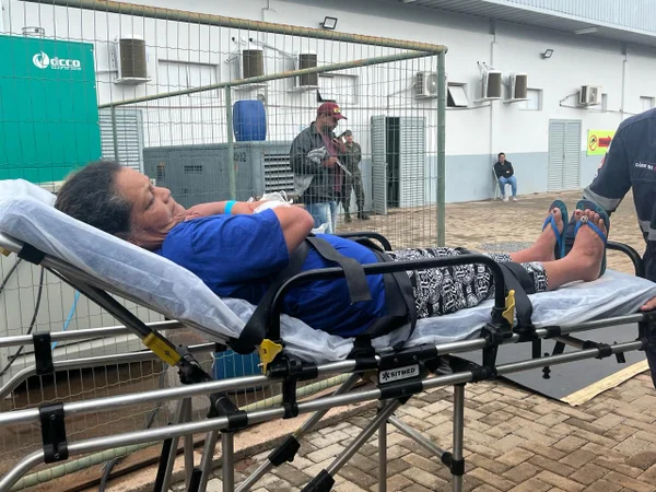 hospital de campanha atendendo casos de dengue no DF