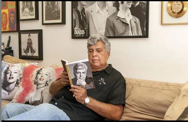 O cantor tem 69 anos O cantor tem 69 anos
