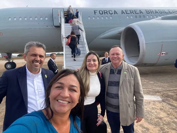 governadores em selfie na frente de avião - metrópoles