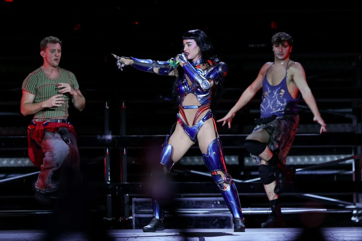 Katy Perry apontando para os fãs, em Brasília Katy Perry apontando para os fãs, em Brasília