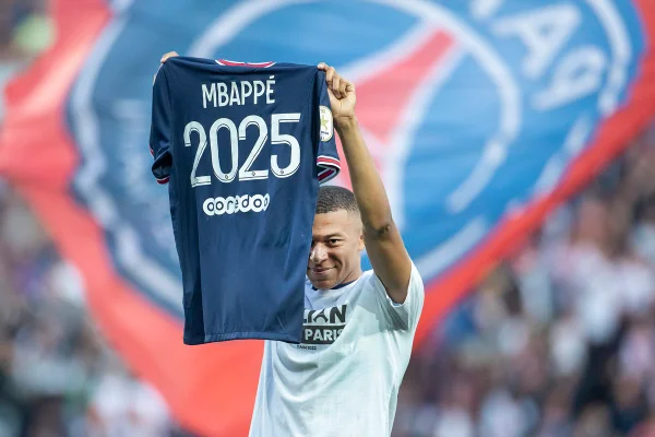 Após renovação, Mbappé marca 3 e comanda goleada do PSG no Francês