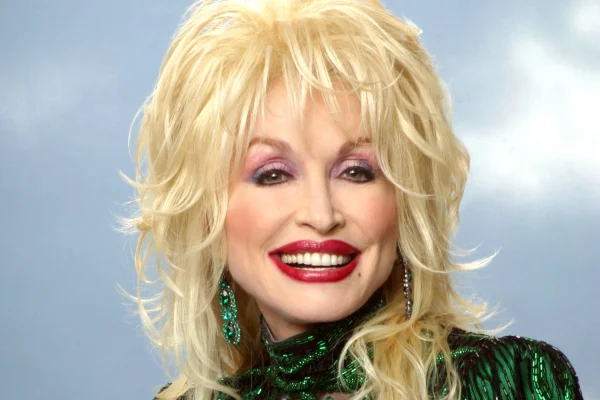 Trump homenageia Dolly Parton e manda hastear bandeiras a meio-mastro - destaque galeria