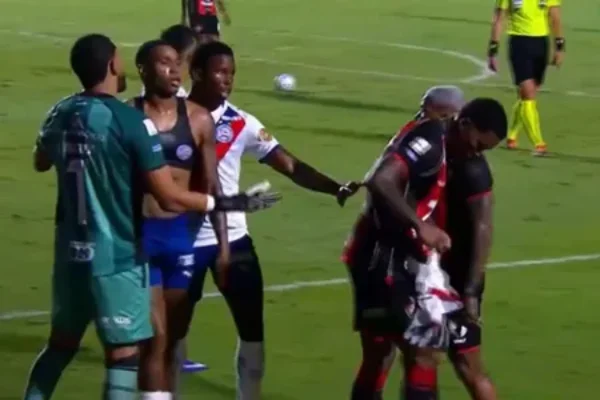 Treta no Ba-Vi: zagueiro Cacá é suspenso por dois jogos após confusão