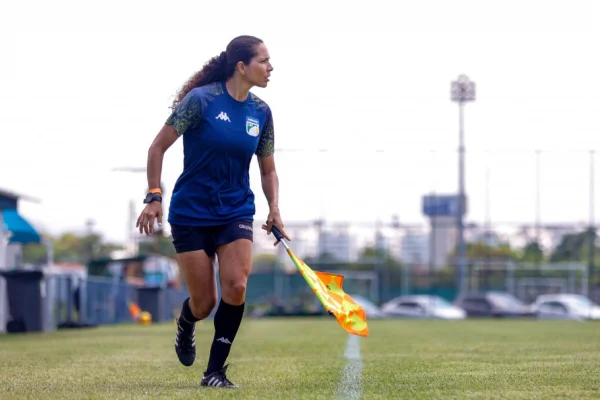 Arbitra Assistente Leila Cruz em treinamento da FIFA