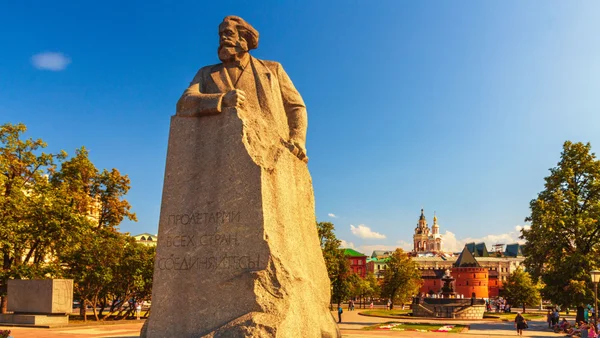 O problema do marxismo (Por Miguel Esteves Cardoso)