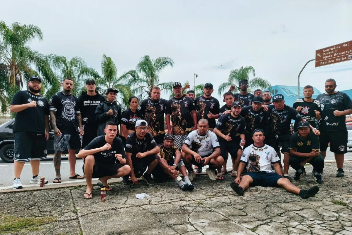 Torcedores do Corinthians caminharam durante cinco dias até a cidade de Aparecida, no interior de São Paulo, para celebrar o Dia de Nossa Senhora nesta segunda-feira (12/10). Torcedores do Corinthians caminharam durante cinco dias até a cidade de Aparecida, no interior de São Paulo, para celebrar o Dia de Nossa Senhora nesta segunda-feira (12/10).