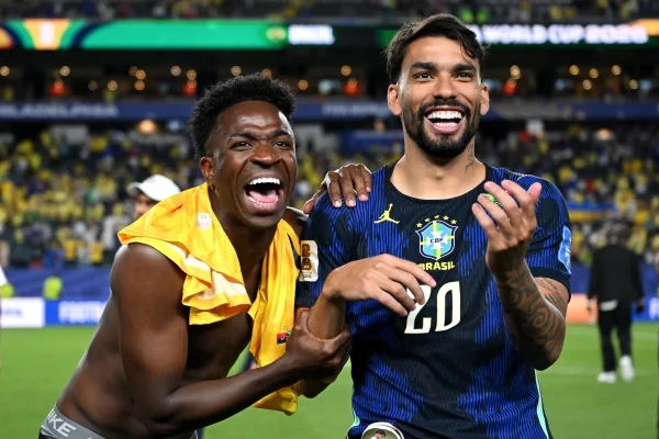 Foto colorida de Vini Jr. e Paquetá - Metrópoles