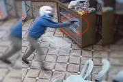 Criminoso atira e persegue a vítima até a calçada