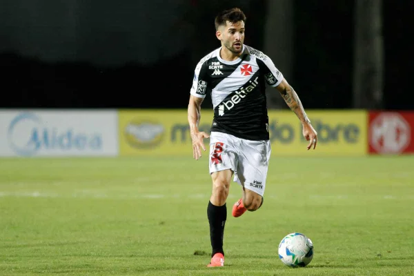 Imagem colorida de jogador do Vasco - Metrópoles