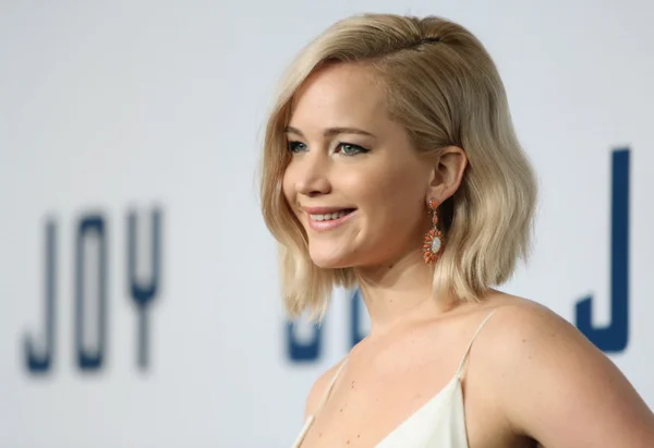 Jennifer Lawrence diz estar esgotada. “Fico como a Lindsay Lohan, mas sem o álcool e as drogas”
