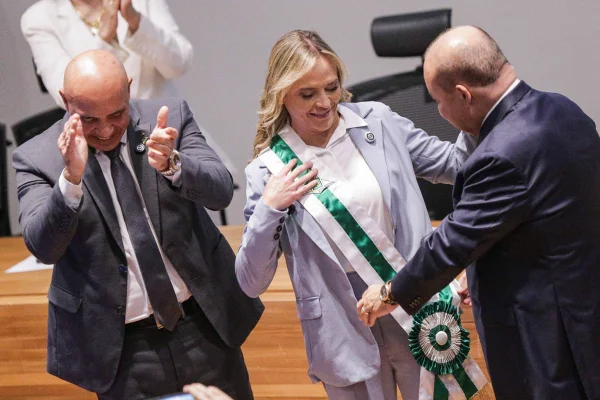 Após tomar posse, Celina Leão chora ao falar da família