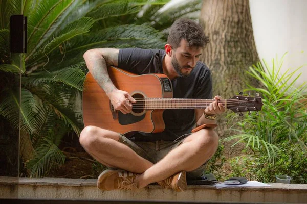 Junior Calipha: o brasiliense compositor de Zezé di Camargo e Dilsinho