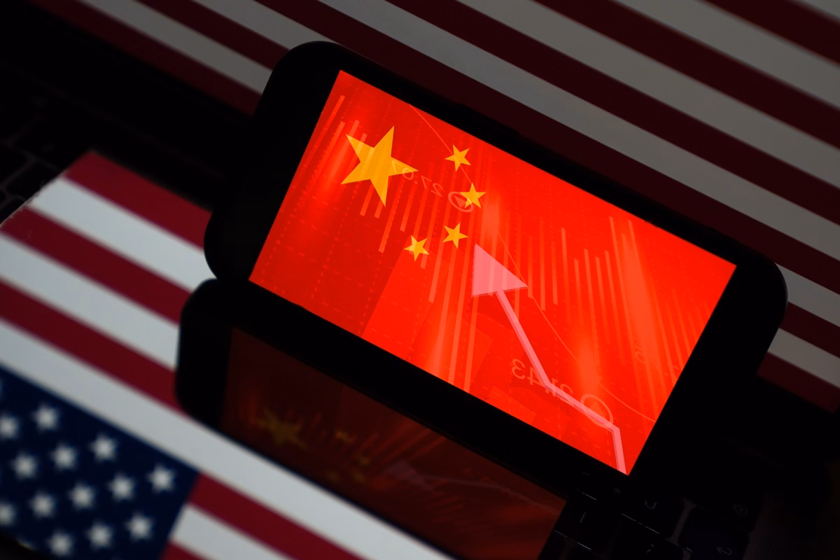Bandeira-da-China-GettyImages-2208850330 Trump ameaça com tarifa de 200% se China não fornecer ímãs aos EUA