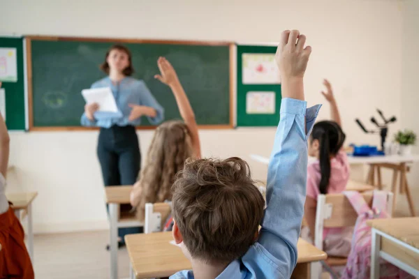 Governo de Minas privatiza gestão de 95 escolas e sindicato protesta