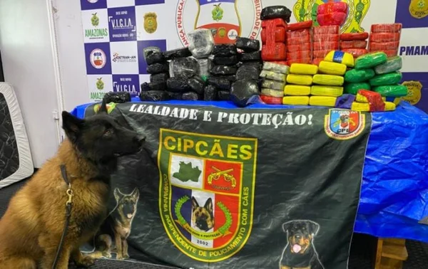 Barco pesqueiro é flagrado com 137 quilos de cocaína no Amazonas