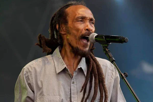 Cantor de reggae Cecil Spence, do Israel Vibration, morre aos 70 anos