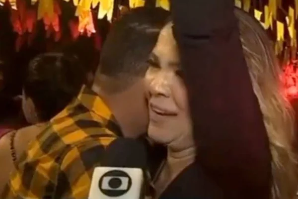 Homem esconde o rosto durante reportagem e viraliza na web