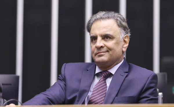 Imagem colorida de Aécio Neves