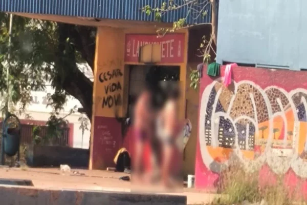 Imagem colorida, mostra moradores de rua banhando a ceu aberto - Metrópoles
