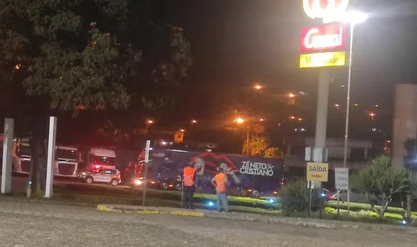 Ônibus de Zé Neto e Cristiano sai escoltado após show cancelado em MG