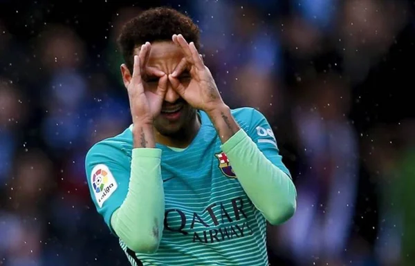 Neymar curte foto de ex após se declarar para Bruna Marquezine