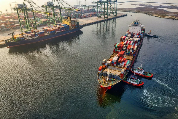 Imagem colorida mostra navio navegando nos oceanos - Metrópoles