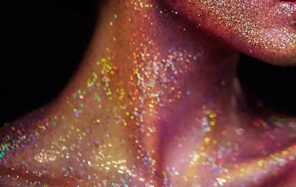 Mulher com glitter no corpo - Metrópoles