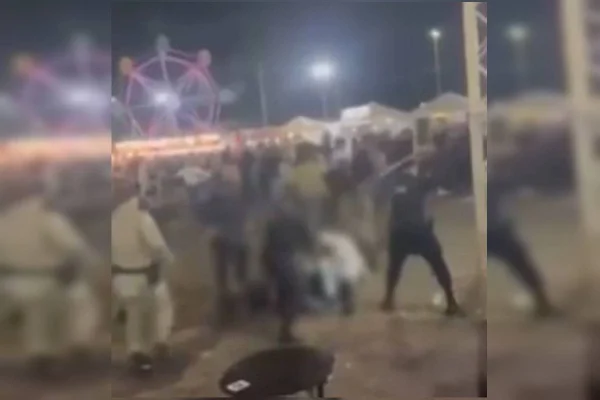 PMs agridem jovens com chutes e cassetete em festa agropecuária