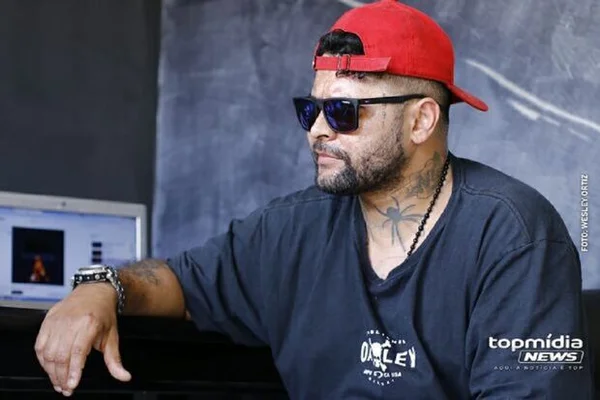 Imagem colorida de Leandro Coelho, tatuador que perdeu a visão de um olho - Metrópoles
