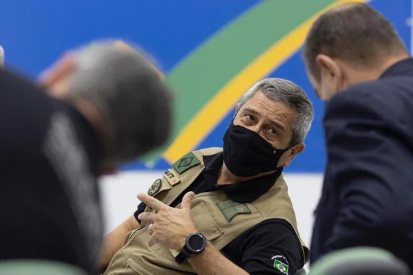 Dinheiro do combate à Covid pagou comida boa e farta de militares