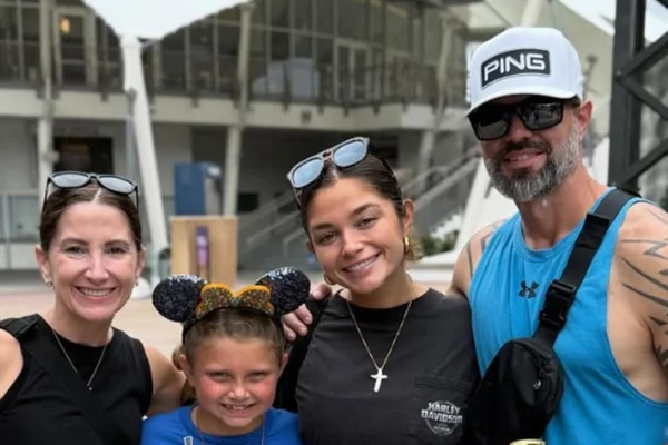 Imagem colorida de Saige e sua família, reprodução redes sociais - Metrópoles