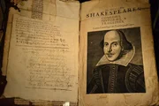 Livro antigo com imagem de Shakespeare -- Metrópoles Livro antigo com imagem de Shakespeare -- Metrópoles