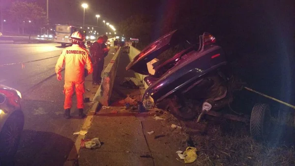 Homem morre ao perder controle de carro roubado em perseguição na EPNB