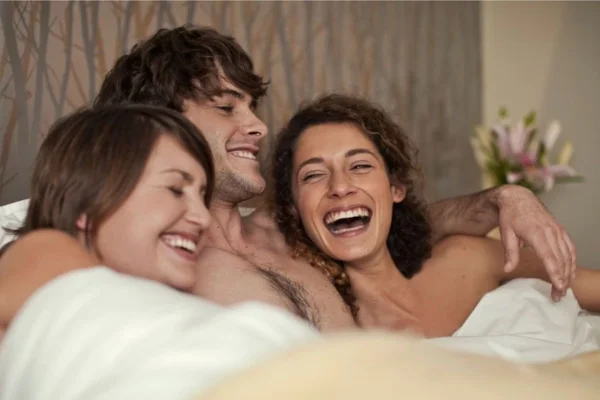 Confira as melhores posições para um ménage cheio de orgasmos