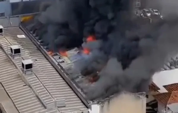 foto colorida de incêndio que atingiu loja de roupas em Limeira, interior de SP - Metrópoles