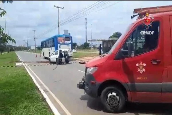 Carro colide contra traseira de ônibus em Samambaia Sul