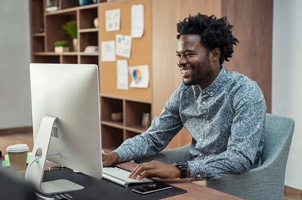 Homem em frente ao computador