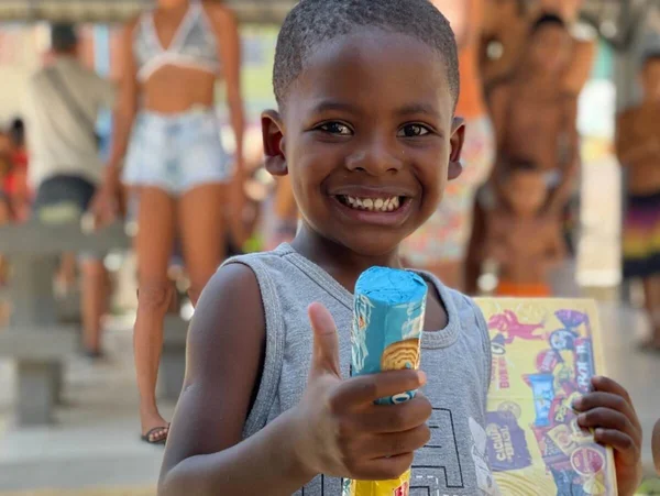 Crianças de favelas do Rio ganham bombons de ONG