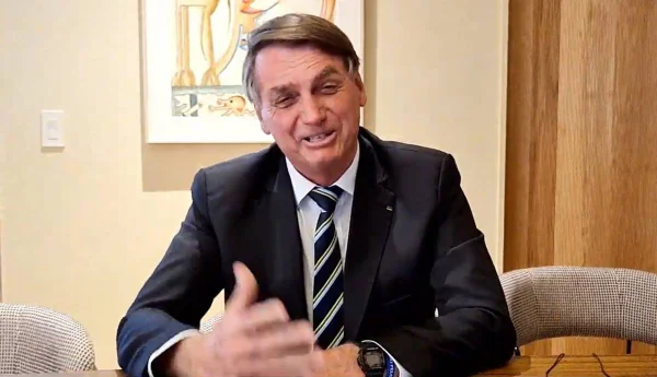 O presidente Jair Bolsonaro durante uma transmissão ao vivo nas redes sociais
