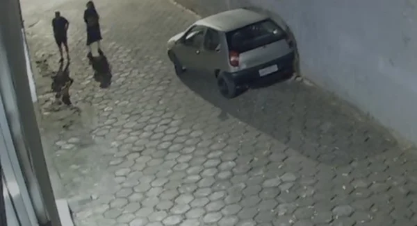 Carro estacionado em rua de cemitério