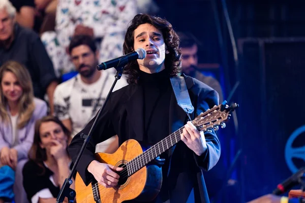Zé Ibarra presta homenagem a Milton Nascimento no Altas Horas