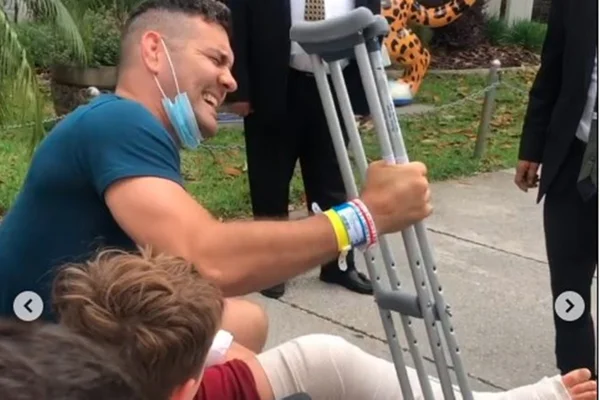 Chris Weidman deixa hospital após passar por cirurgia em perna quebrada no UFC