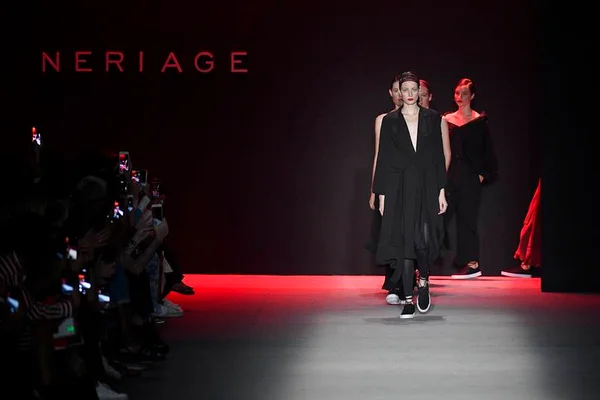 Neriage estreia no SPFW com elegância monocromática