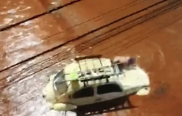 Vídeo: temporal deixa carro submerso no interior da Bahia
